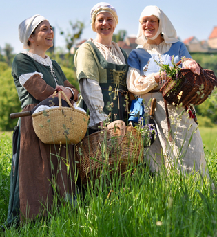 Wimpfener Weyber vor der Kulisse der Stauferpfalz | © Stadt Bad Wimpfen