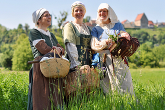 Wimpfener Weyber vor der Kulisse der Stauferpfalz | © Stadt Bad Wimpfen