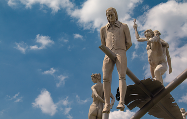 Kunstwerk Hölderlin im Kreisverkehr | Lauffen am Neckar | HeilbronnerLand | © Stadt Lauffen am Neckar