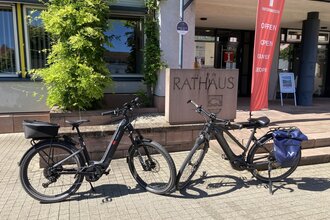 Zwei Fahrräder vor der Tourist-Information | © Stadt Eberbach