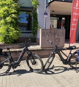Zwei Fahrräder vor der Tourist-Information | © Stadt Eberbach