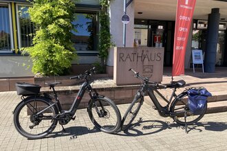 Zwei Fahrräder vor der Tourist-Information | © Stadt Eberbach
