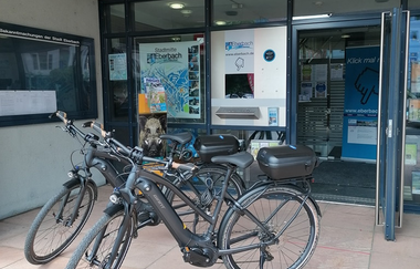 2 Fahrräder vor geöffneter Tourist-Info | © Stadt Eberbach