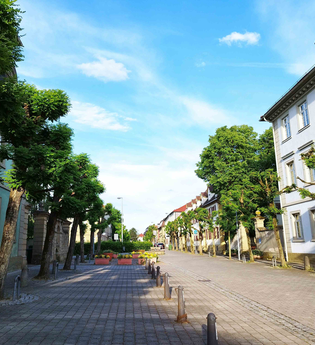 Karlsvorstadt mit blauem Himmel | © Stadt Öhringen