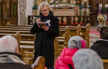 Gästeführerin mit Gruppe in der Evangelischen Stadtkirche | © Stadt Bad Wimpfen