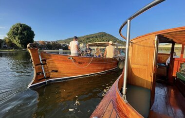 Holzboote auf dem Neckar in Heidelberg