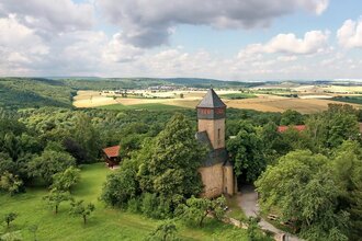 Blick auf den Ottilienberg mit einer historischen Burg  in grüner Landschaft. | © Stadt Eppingen