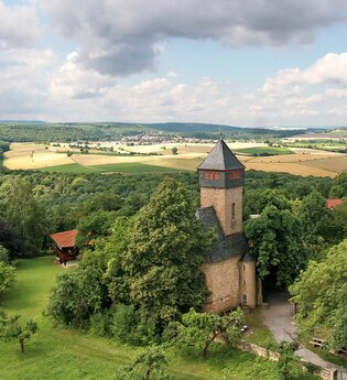 Blick auf den Ottilienberg mit einer historischen Burg  in grüner Landschaft. | © Stadt Eppingen