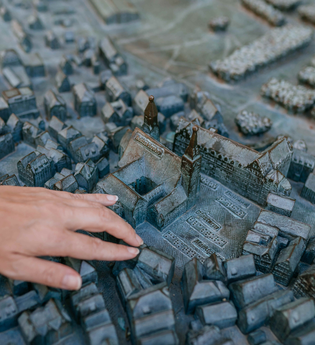 Hand ertastet das Miniatur-Öhringen | © Stadt Öhringen