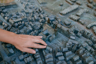 Hand ertastet das Miniatur-Öhringen | © Stadt Öhringen