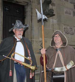 Zwei Nachtwächter vor der Stiftskirche Öhringen | © Touristikgemeinschaft Hohenlohe e.V. | Stadt Öhringen