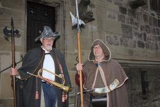 Zwei Nachtwächter vor der Stiftskirche Öhringen | © Touristikgemeinschaft Hohenlohe e.V. | Stadt Öhringen