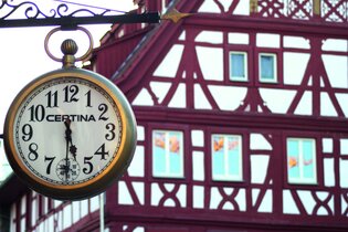 Halbe nach 5-Führungen, Uhr mit Fachwerkhaus im Hintergrund | © Stadt Eppingen