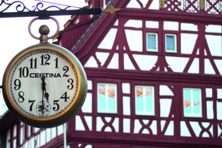 Halbe nach 5-Führungen, Uhr mit Fachwerkhaus im Hintergrund | © Stadt Eppingen