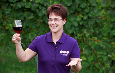 Carmen Blatt mit einem Weinglas in der Hand | © Markus Berroth | Weingut Matthias Blatt
