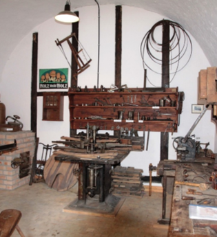 Hier geht es zur Sache – Handwerksmuseen in Gochsheim,  Küferei- und Brennereiführung | © Stadt Kraichtal