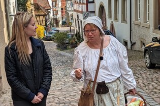 Küchenmagd Ernestine unterwegs in der Langgasse | © Stadt Bad Wimpfen