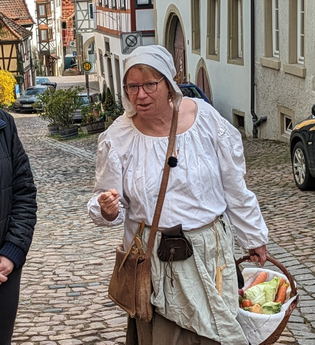 Küchenmagd Ernestine unterwegs in der Langgasse | © Stadt Bad Wimpfen