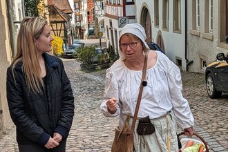 Küchenmagd Ernestine unterwegs in der Langgasse | © Stadt Bad Wimpfen