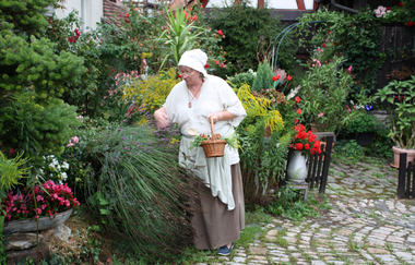 Küchenmädchen Ernestine auf Streifzug durch die Wimpfener Altstadt | © Stadt Bad Wimpfen