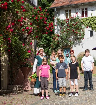 Kindergruppe mit Gästeführerin im historischen Gewand in der Schwibbogengasse | © Stadt Bad Wimpfen