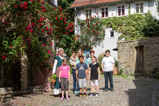 Kindergruppe mit Gästeführerin im historischen Gewand in der Schwibbogengasse | © Stadt Bad Wimpfen