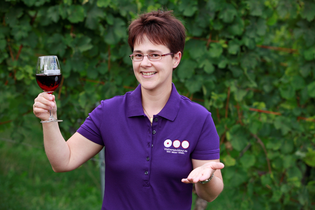 Carmen Blatt mit einem Weinglas in der Hand | © Markus Berroth | Weingut Matthias Blatt