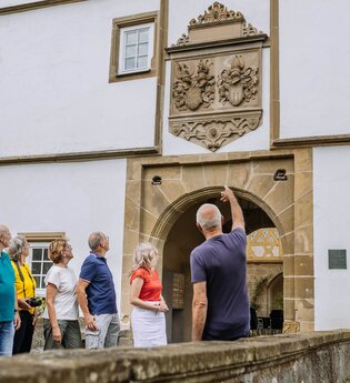 Gruppe wird durch Pfedelbach geführt | © Hohenloher Perlen
