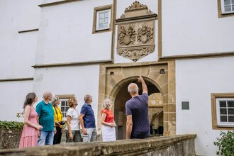 Gruppe wird durch Pfedelbach geführt | © Hohenloher Perlen