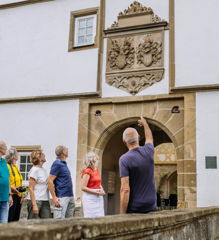 Gruppe wird durch Pfedelbach geführt | © Hohenloher Perlen