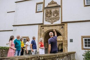 Gruppe wird durch Pfedelbach geführt | © Hohenloher Perlen