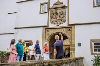 Gruppe wird durch Pfedelbach geführt | © Hohenloher Perlen