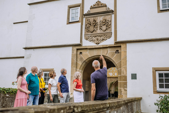 Gruppe wird durch Pfedelbach geführt | © Hohenloher Perlen
