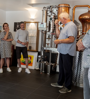 Besuchergruppe in Ausstellung mit Brennkessel im Hintergrund