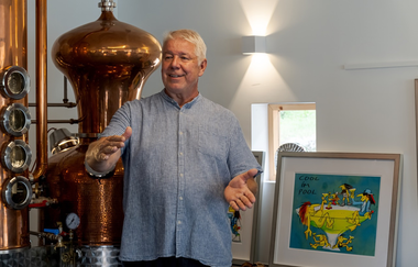 Michael Mörsel steht vor dem Brennkessel