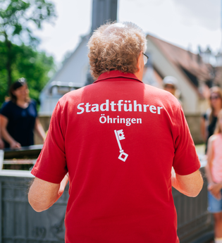 Stadtführer gibt Informationen weiter | © Hohenloher Perlen