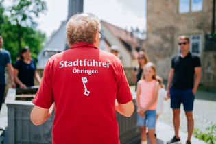 Stadtführer gibt Informationen weiter | © Hohenloher Perlen