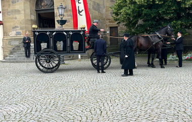 Die festliche Kutsche wartet vor der Kirche auf das Brautpaar | © Touristikgemeinschaft Hohenlohe e.V. | Fahrstall Wieland