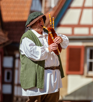 Musikalische Stadtfürhung mit der Sackpfeife | © Stadt Bad Wimpfen