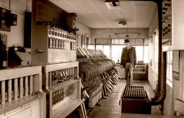 Archivfoto Stadt Eppingen, Innenansicht des Stellwerks mit Stellwerks/Bahnhofswärter (Schwarz-Weiß-Foto) | © Stadt Eppingen