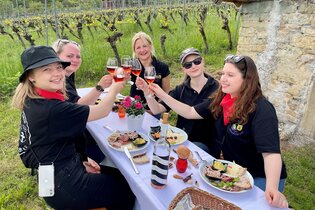 Gruppe Frauen am Wengerthaus Hoheneck mit Vesper und Rosewein | © Daisy Knisel