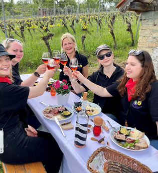 Gruppe Frauen am Wengerthaus Hoheneck mit Vesper und Rosewein | © Daisy Knisel
