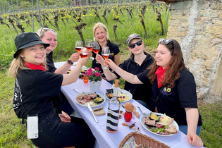Gruppe Frauen am Wengerthaus Hoheneck mit Vesper und Rosewein | © Daisy Knisel