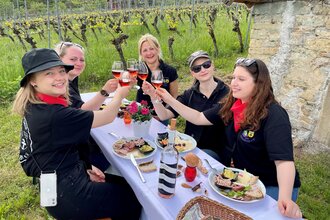 Gruppe Frauen am Wengerthaus Hoheneck mit Vesper und Rosewein | © Daisy Knisel