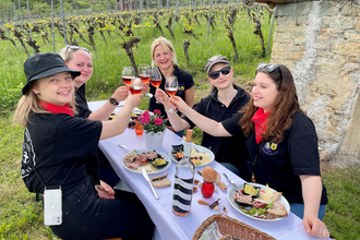 Gruppe Frauen am Wengerthaus Hoheneck mit Vesper und Rosewein | © Daisy Knisel