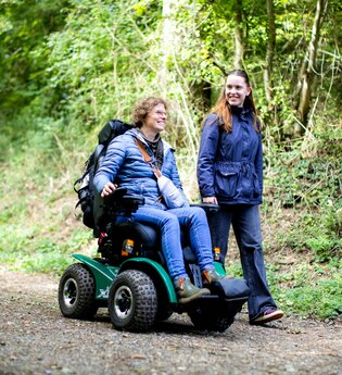 Frau im Outdoor-Rollstuhl in Begleitung einer jungen Frau | © Freiheitswerke/Wolf