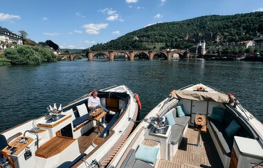 Heidelberg Bootsfahrt - die Alte Brücke im Hintergrund