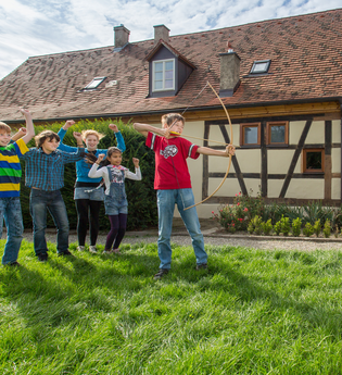 Kindergruppe beim Bogenschießen | © Stadt Bad Wimpfen