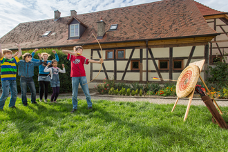 Kindergruppe beim Bogenschießen | © Stadt Bad Wimpfen