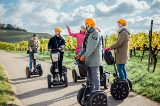 fünf Segways mit Personen in den Weinbergen | © Götzmotion